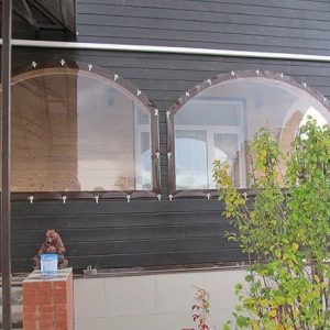 Прозрачные ПВХ шторы для проемов арочной формы